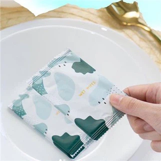 مناديل مبللة للوجه الدهني